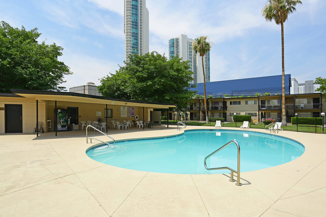 Park Arms Apartments in Las Vegas, NV - Building Photo