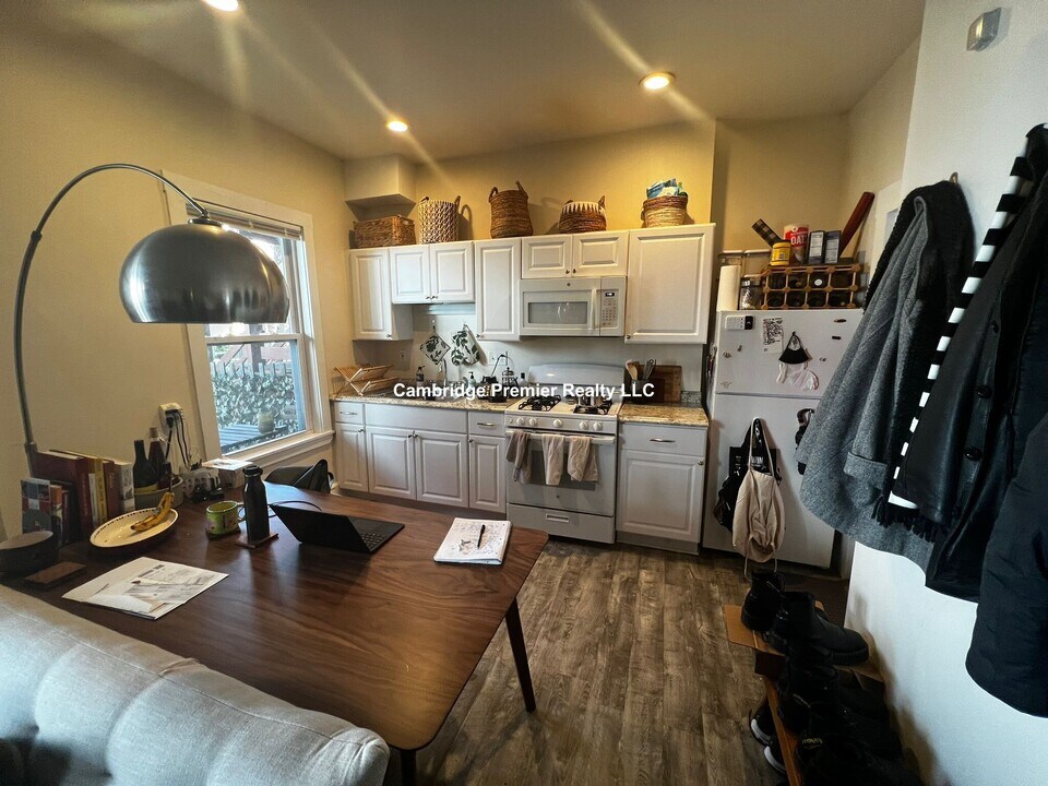 8 Evergreen Sq, Unit 1 in Somerville, MA - Building Photo