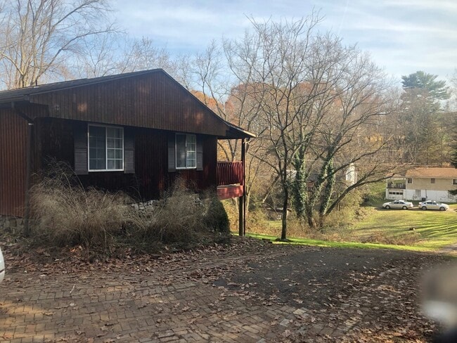 1122 Gringo Rd in Aliquippa, PA - Building Photo - Building Photo