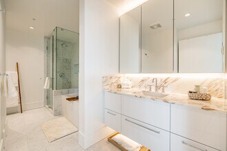 1500-1500 Martin St in White Rock, BC - Building Photo - Building Photo