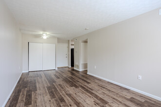 Oak Tree Village in Columbus, OH - Building Photo - Interior Photo