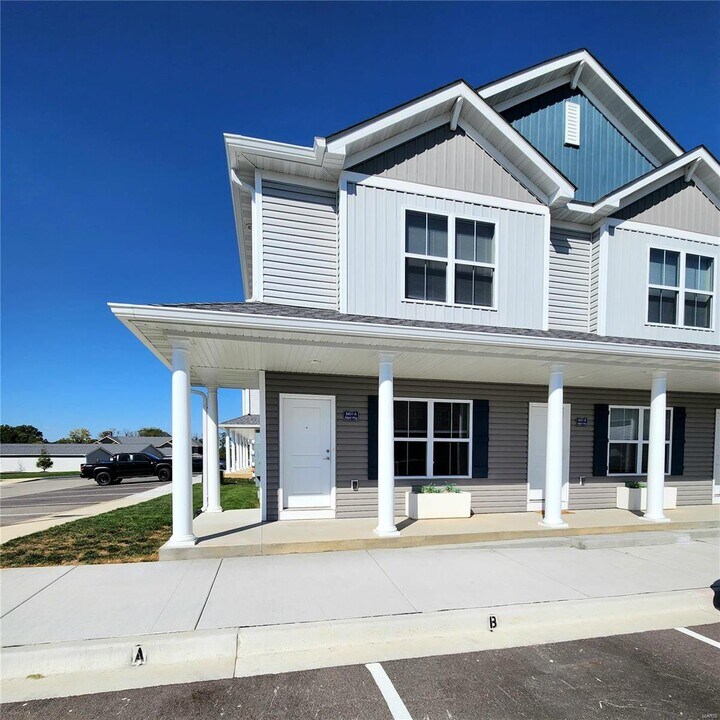 8401 Allied Wy in Lebanon, IL - Building Photo