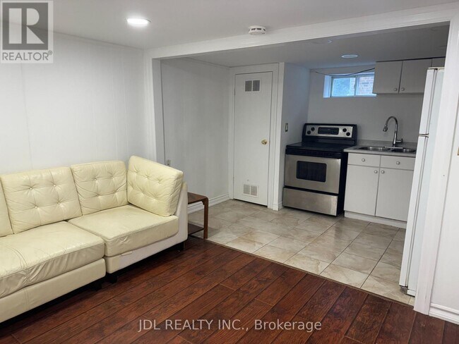 47 Anndale Dr in Toronto, ON - Building Photo - Building Photo