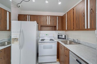 210 172nd St in Sunny Isles Beach, FL - Building Photo - Building Photo