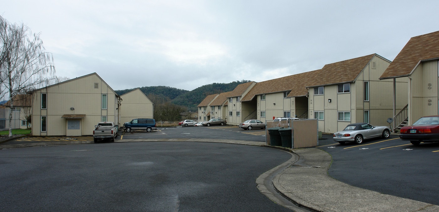 Atkinsonville Apartments in Roseburg, OR - Building Photo