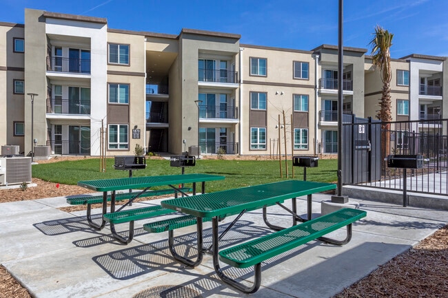 Berkshire Crossing in Hanford, CA - Foto de edificio - Building Photo