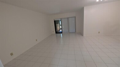 2372 NW 39th Ave in Coconut Creek, FL - Building Photo - Building Photo