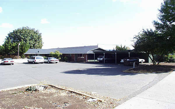 834-838 SE 10th Ave in Hillsboro, OR - Foto de edificio - Building Photo
