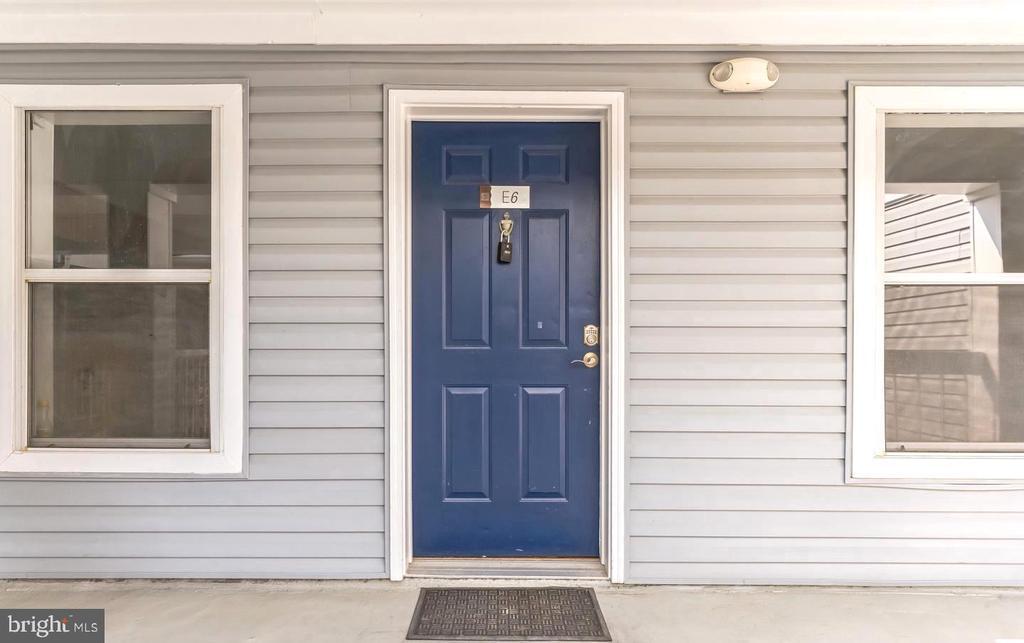 3179 Summit Square Dr in Oakton, VA - Building Photo