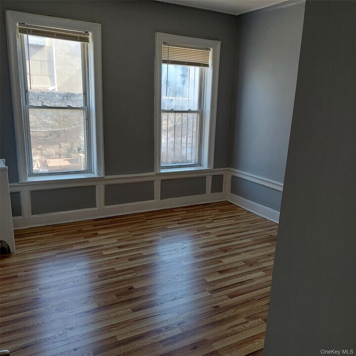 699 Hinsdale St in Brooklyn, NY - Building Photo
