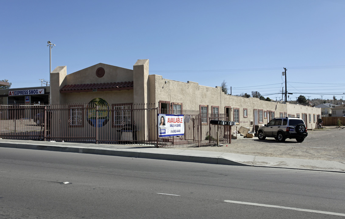 720 W Main St in Barstow, CA - Foto de edificio