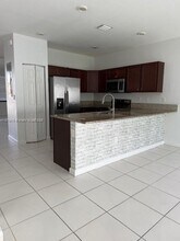 9309 W 32nd Ln in Hialeah, FL - Foto de edificio - Building Photo