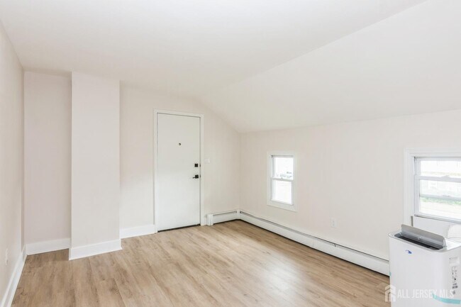 176 Manalapan Rd in Spotswood, NJ - Building Photo - Building Photo