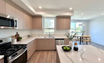 12136 Vanowen St in Los Angeles, CA - Building Photo - Building Photo