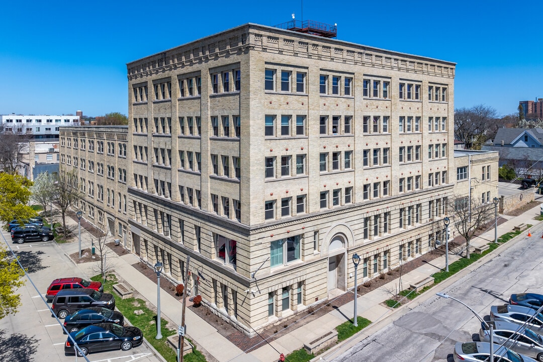 Western Leather Lofts in Milwaukee, WI - Foto de edificio