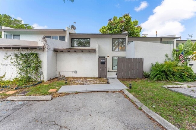 6608 SW 114th Ave in Miami, FL - Building Photo - Building Photo