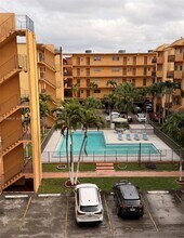 1900 W 54th St, Unit 320 in Hialeah, FL - Building Photo - Building Photo