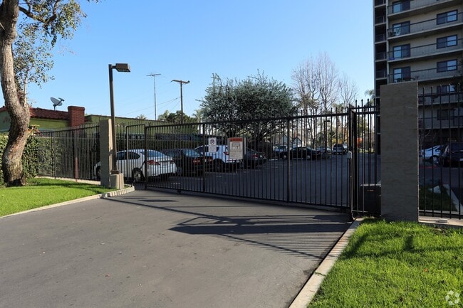 1401 N Flower St in Santa Ana, CA - Building Photo - Building Photo