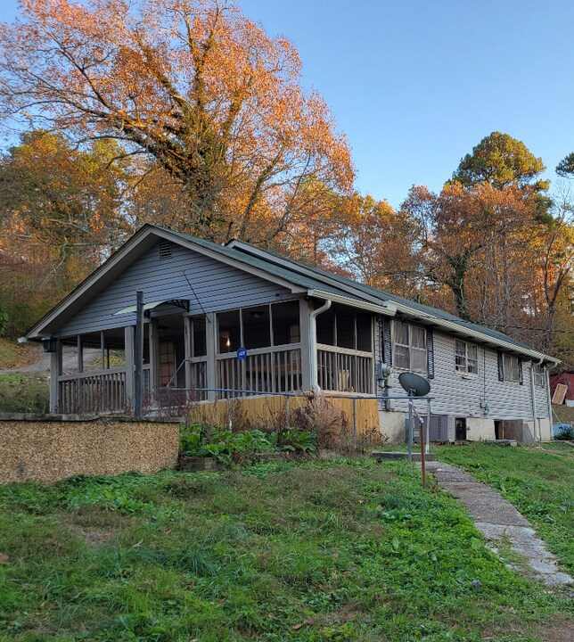 895 W Schmitt Rd in Rossville, GA - Building Photo