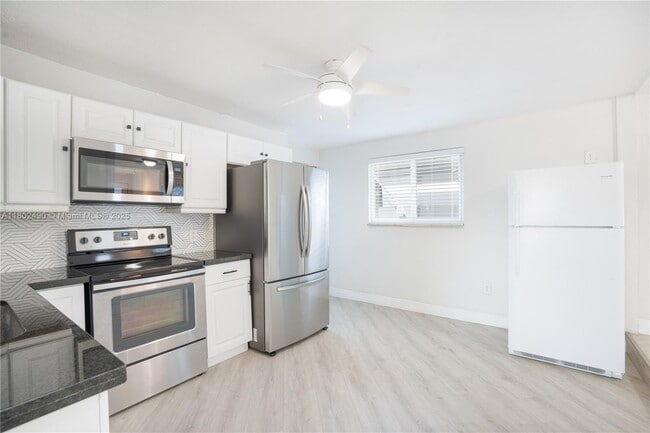 6695 SW 28th St in Miami, FL - Building Photo - Building Photo