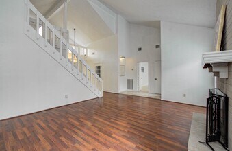13147 Hollowcreek Park Dr in Houston, TX - Building Photo - Building Photo