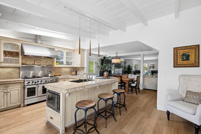 540 De Anza Dr in Newport Beach, CA - Building Photo - Building Photo