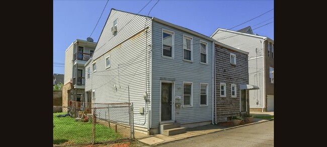 1824 Fox Way, Unit Front
