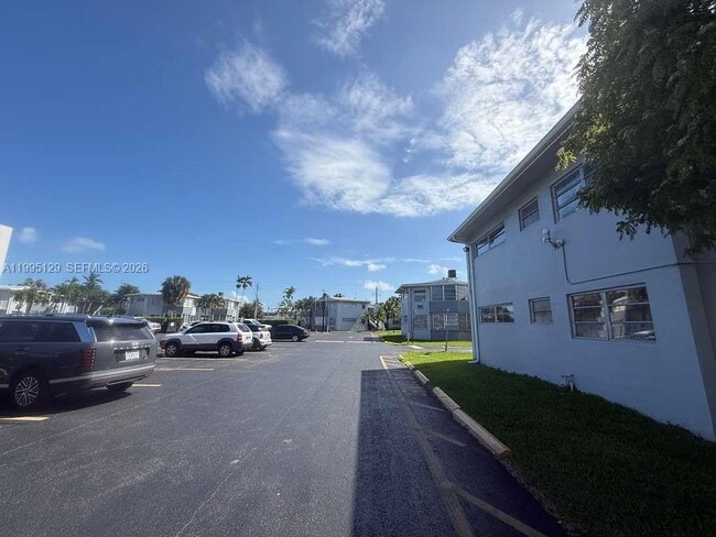 1663 NE Miami Gardens Dr in North Miami Beach, FL - Building Photo - Building Photo