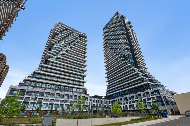 30 Inn On The Pk Dr in Toronto, ON - Building Photo - Building Photo