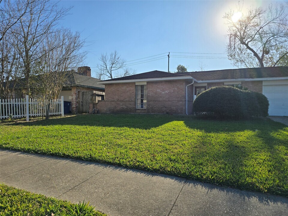 16726 David Glen Dr in Friendswood, TX - Building Photo