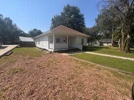 921 E 14th St in Ada, OK - Building Photo