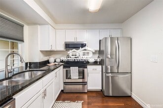 9822 NE 122nd St in Kirkland, WA - Building Photo - Building Photo