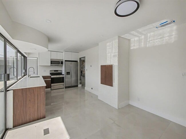 1940 NW 32nd St in Oakland Park, FL - Foto de edificio - Building Photo