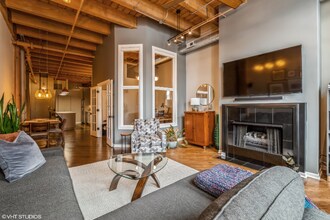 616 W Fulton St, Unit 218 in Chicago, IL - Foto de edificio - Building Photo