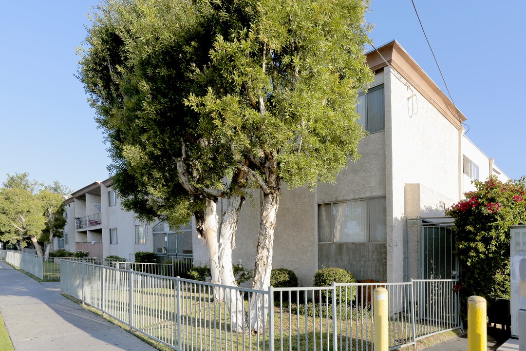 Gables East in North Hills, CA - Building Photo
