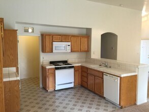 825 Astoria Park Dr in Bakersfield, CA - Building Photo - Building Photo