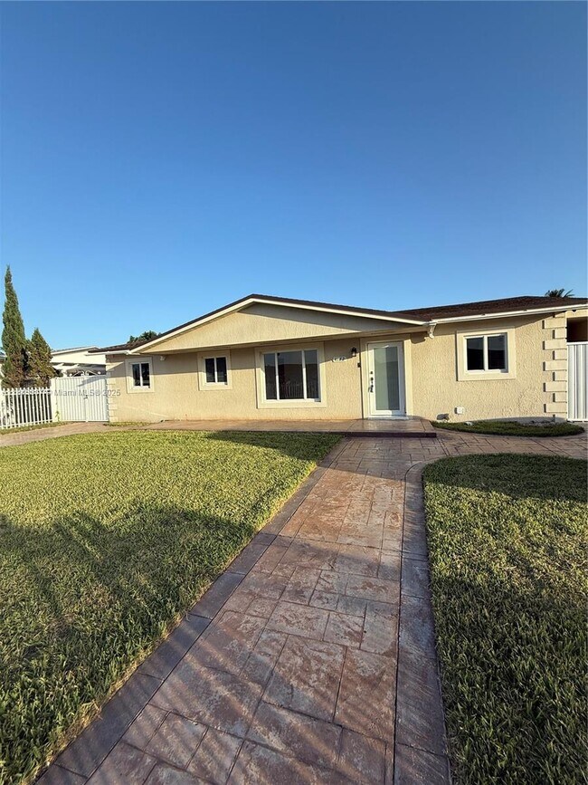 4172 NW 201st St in Miami Gardens, FL - Building Photo - Building Photo