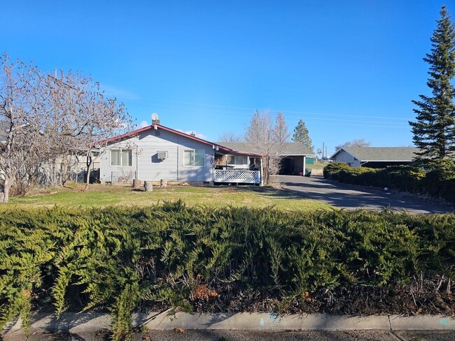 property at 2105 Leo Ln