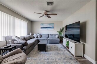 12993 89th Ave in Seminole, FL - Foto de edificio - Building Photo