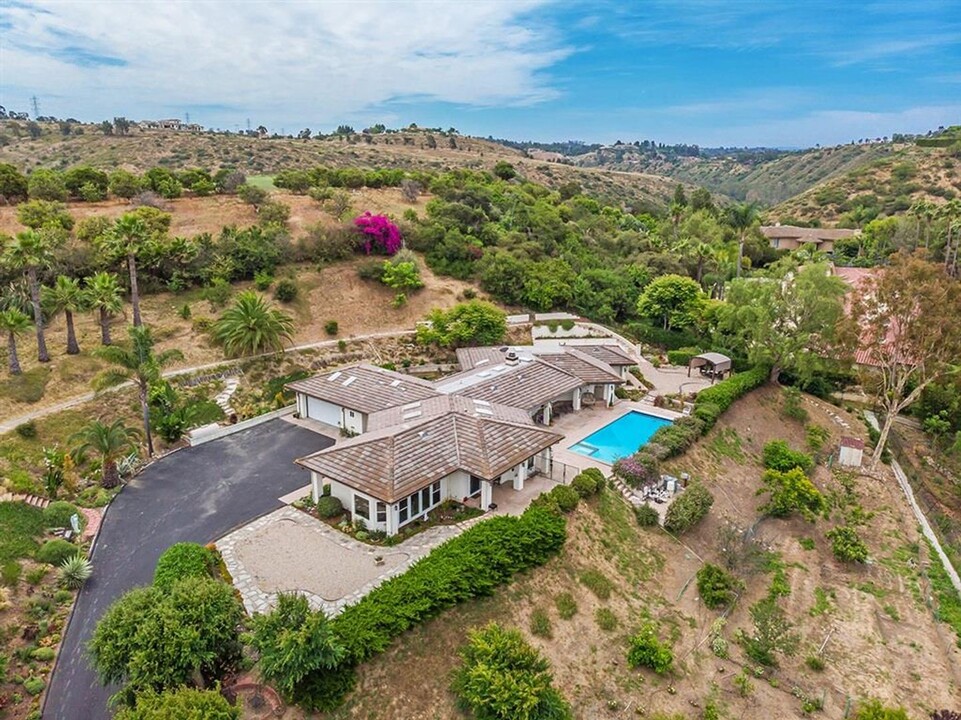 7301 Noche Tapatia in Rancho Santa Fe, CA - Building Photo