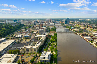 940 Monroe Ave NW, Unit 217 in Grand Rapids, MI - Foto de edificio - Building Photo