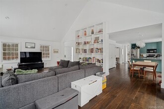 1008 Middle Line Hwy in Sag Harbor, NY - Building Photo - Building Photo