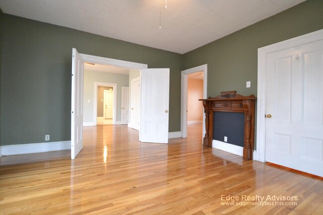 22 Everett Sq, Unit 2 in Boston, MA - Building Photo - Building Photo
