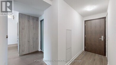 1 Yorkville Ave in Toronto, ON - Building Photo - Building Photo