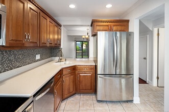 19 Woodway Rd in Stamford, CT - Building Photo - Building Photo