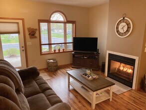 1114 Crystal Pl W in Chaska, MN - Building Photo - Building Photo