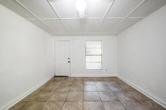1094 N Lakewood Ave in Ocoee, FL - Building Photo - Building Photo
