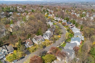 70 Hartley Ln in Bernards, NJ - Foto de edificio - Building Photo