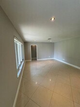 4411 NE 15th Way in Oakland Park, FL - Building Photo - Building Photo