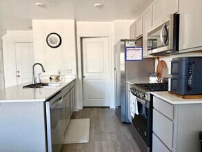 38 N Northshore Dr in Saratoga Springs, UT - Building Photo - Building Photo